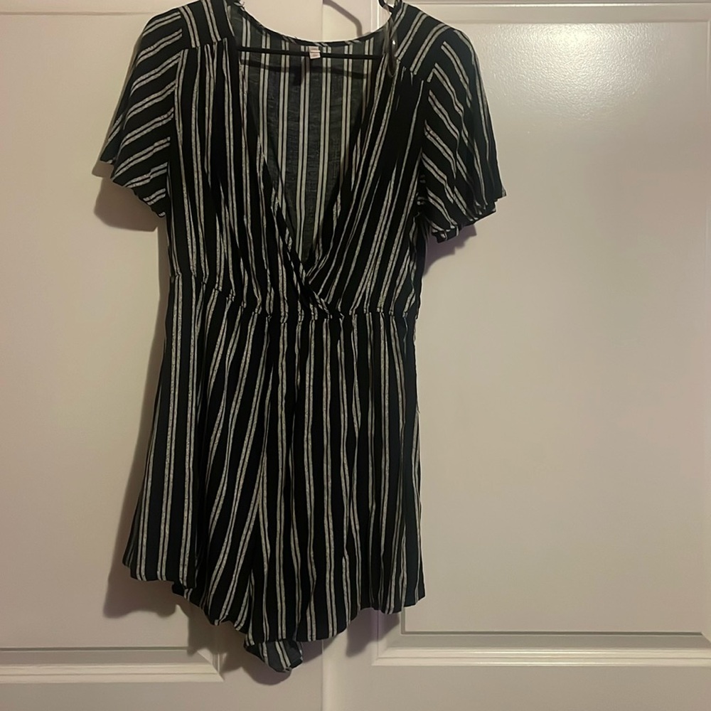 Striped light flowey romper. Size S